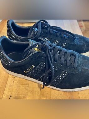 Vintage adidas GAZELLE shoes size 7 1/2.
Black suede gold details